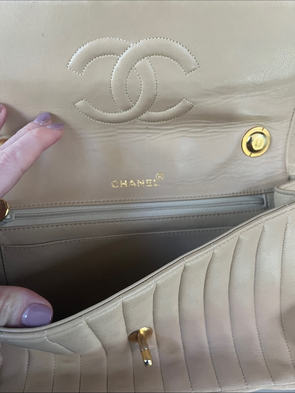 Vintage Authentic Chanel Beige Quilted Leather Shoulder Bag- Strap Needs Repair - Picture 6 of 12